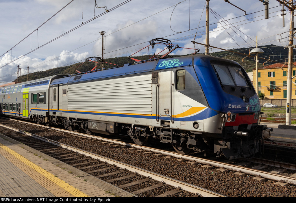 E.464 locomotive waits for its next run at Sestri Levante 